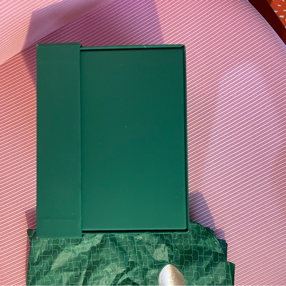 La Mer empty gift box with good material. Come with paper wrap - Picture 7 of 8